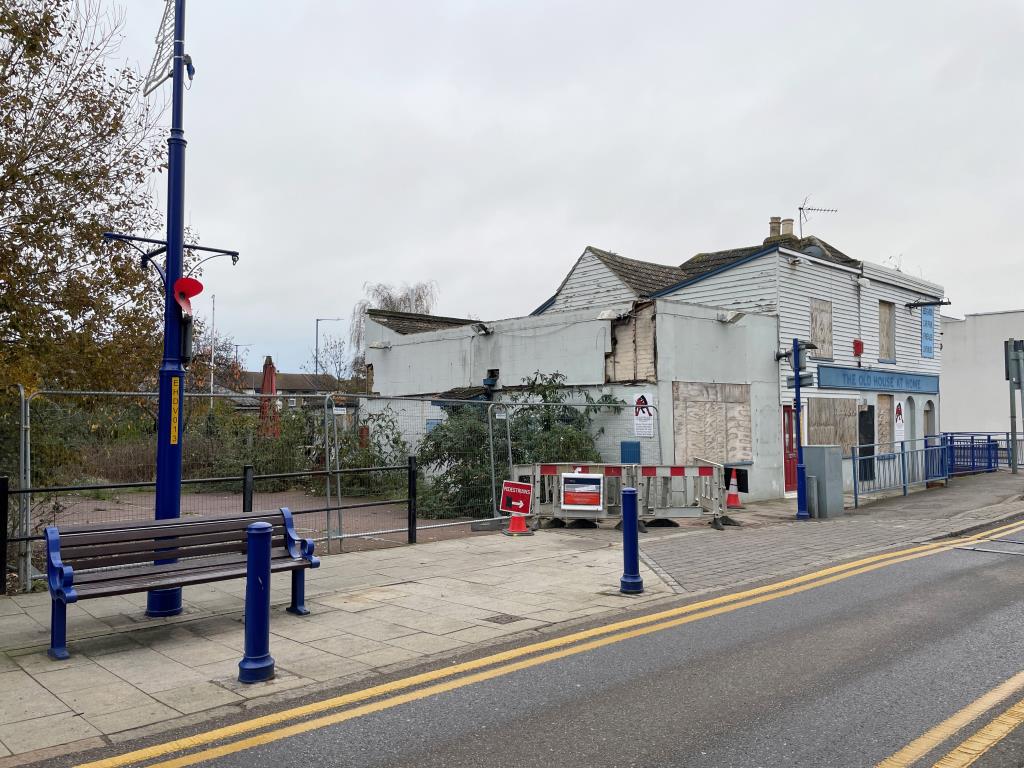 Lot: 71 - PUBLIC HOUSE WITH PLANNING FOR RE-DEVELOPMENT - View of pub from road